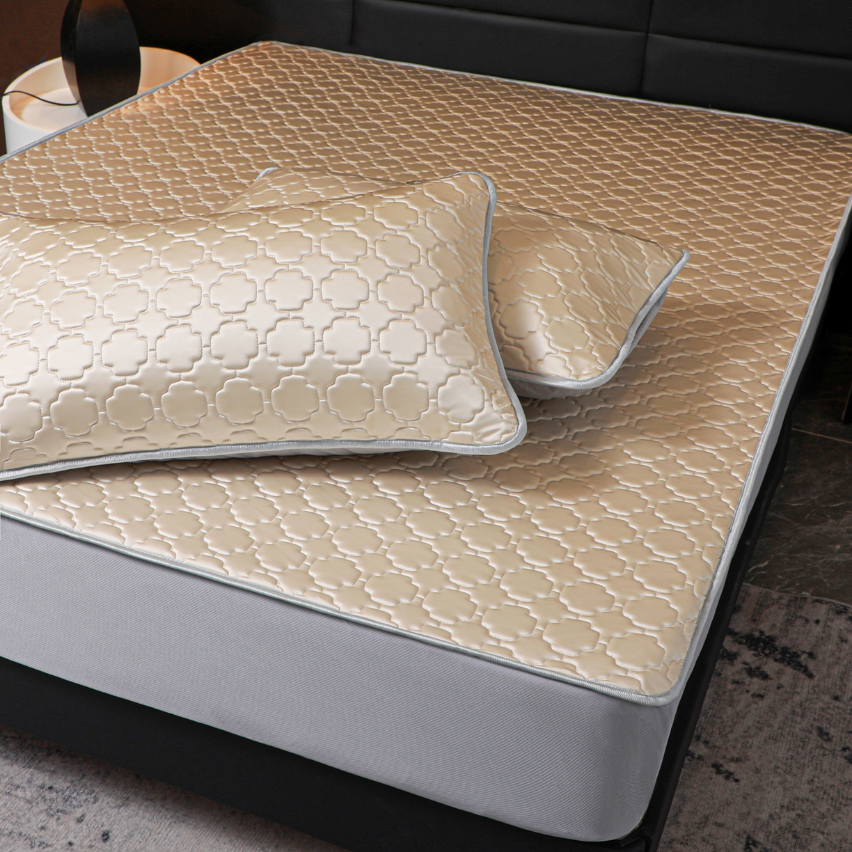 91家纺网 家纺一手货源 找家纺 多乐家纺 2026新款水光冰丝绸锦氨冰皮加厚乳胶凉席席子 杏黄-床笠款