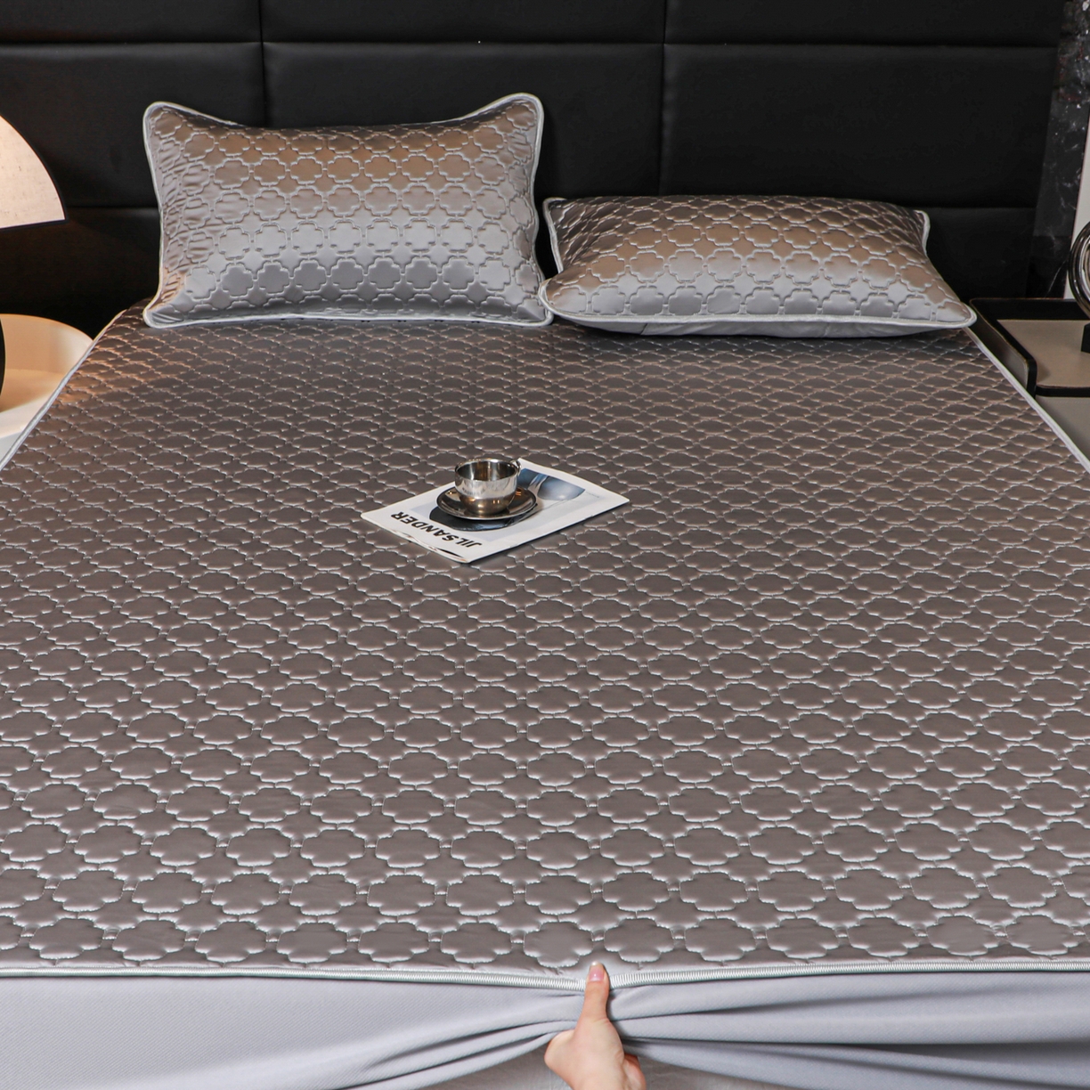 91家纺网 家纺一手货源 找家纺 多乐家纺 2026新款水光冰丝绸锦氨冰皮加厚乳胶凉席席子 气质灰-床笠款