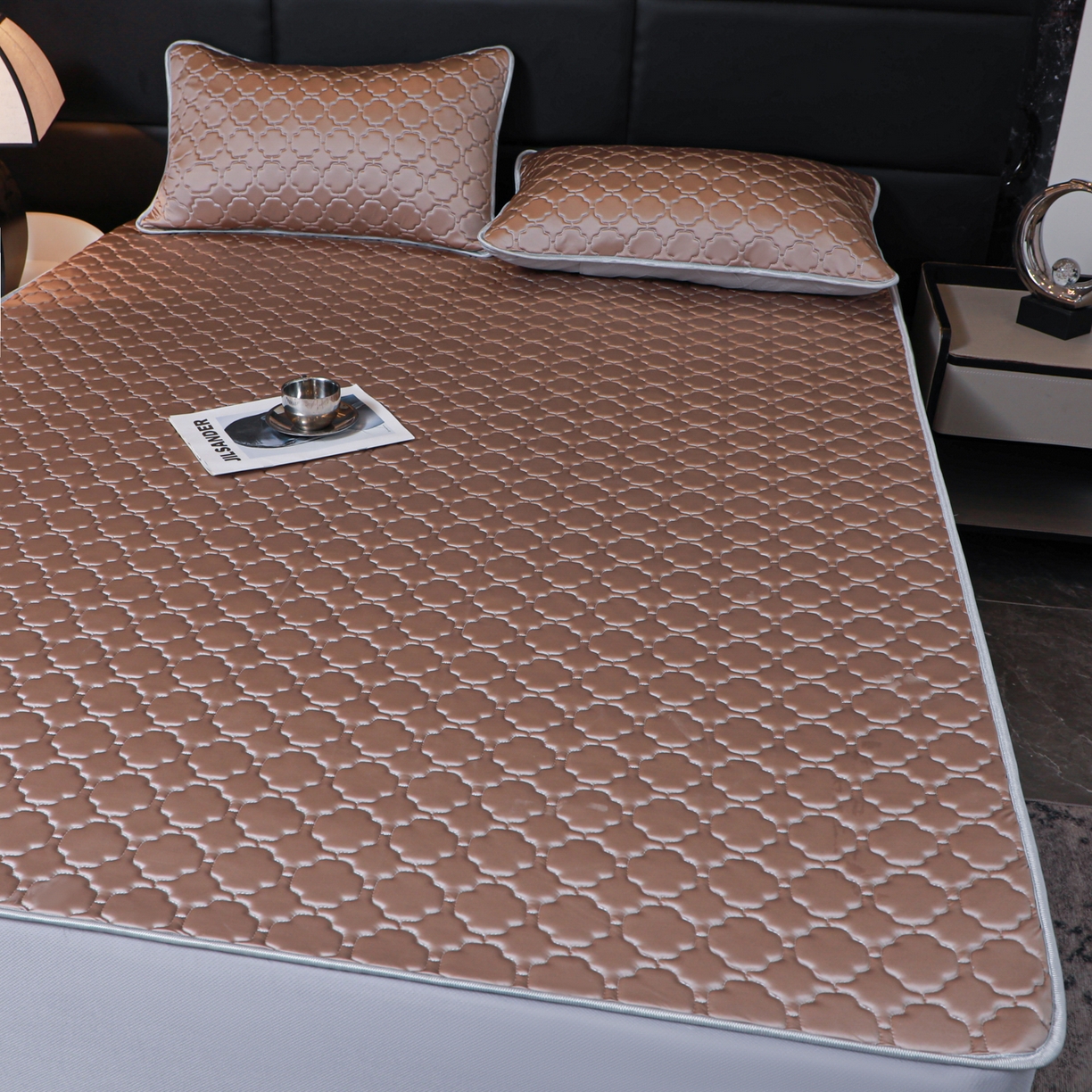 91家纺网 家纺一手货源 找家纺 多乐家纺 2026新款水光冰丝绸锦氨冰皮加厚乳胶凉席席子 香槟金-床笠款