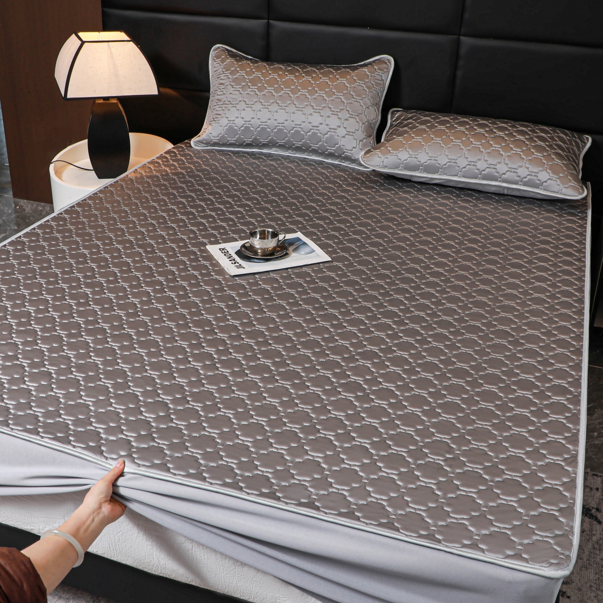 91家纺网 家纺一手货源 找家纺 多乐家纺 2026新款水光冰丝绸锦氨冰皮加厚乳胶凉席席子 气质灰-床笠款