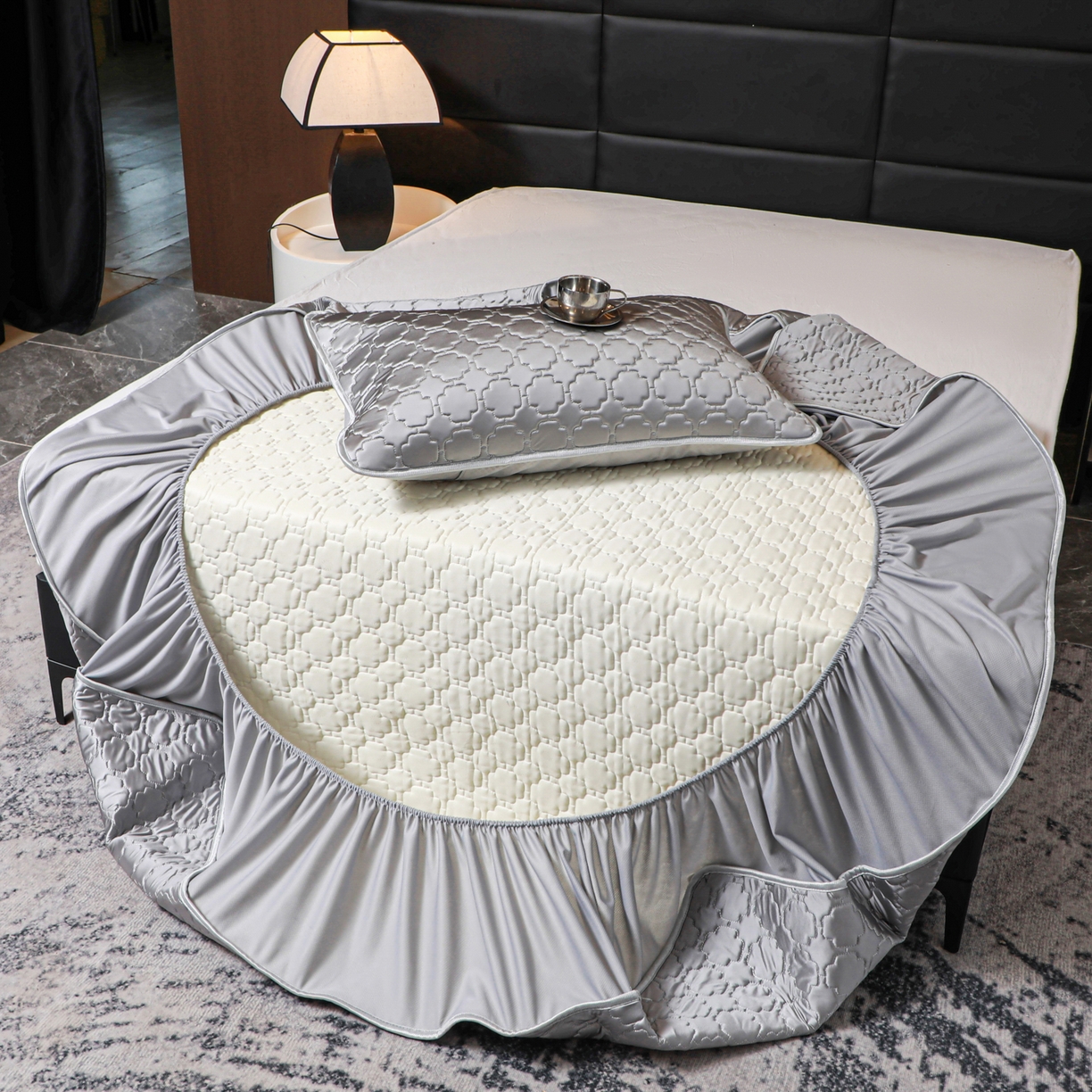 91家纺网 家纺一手货源 找家纺 多乐家纺 2026新款水光冰丝绸锦氨冰皮加厚乳胶凉席席子 气质灰-床笠款