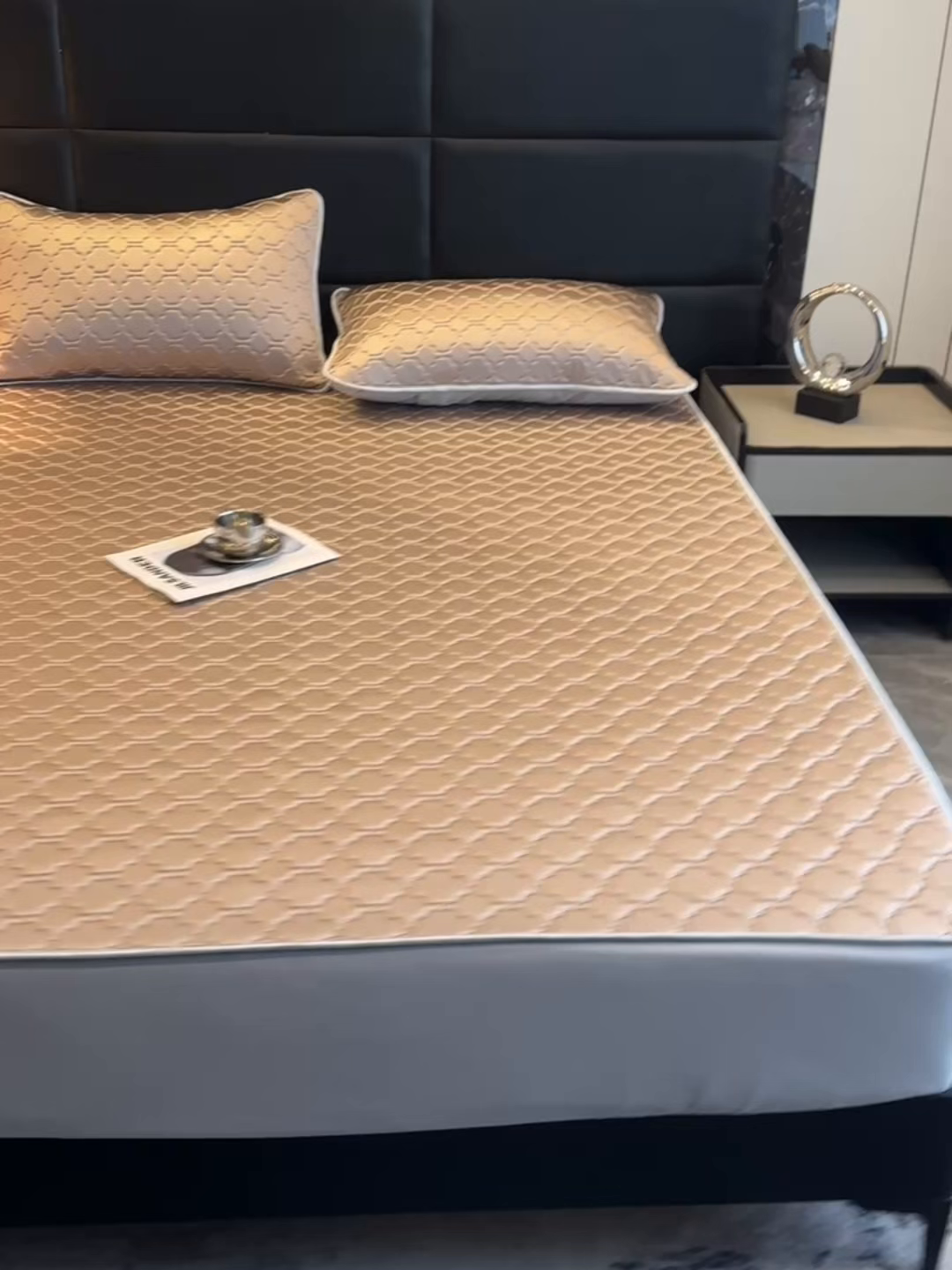 91家纺网 家纺一手货源 找家纺 多乐家纺 2026新款水光冰丝绸锦氨冰皮加厚乳胶凉席席子 香槟金-床笠款