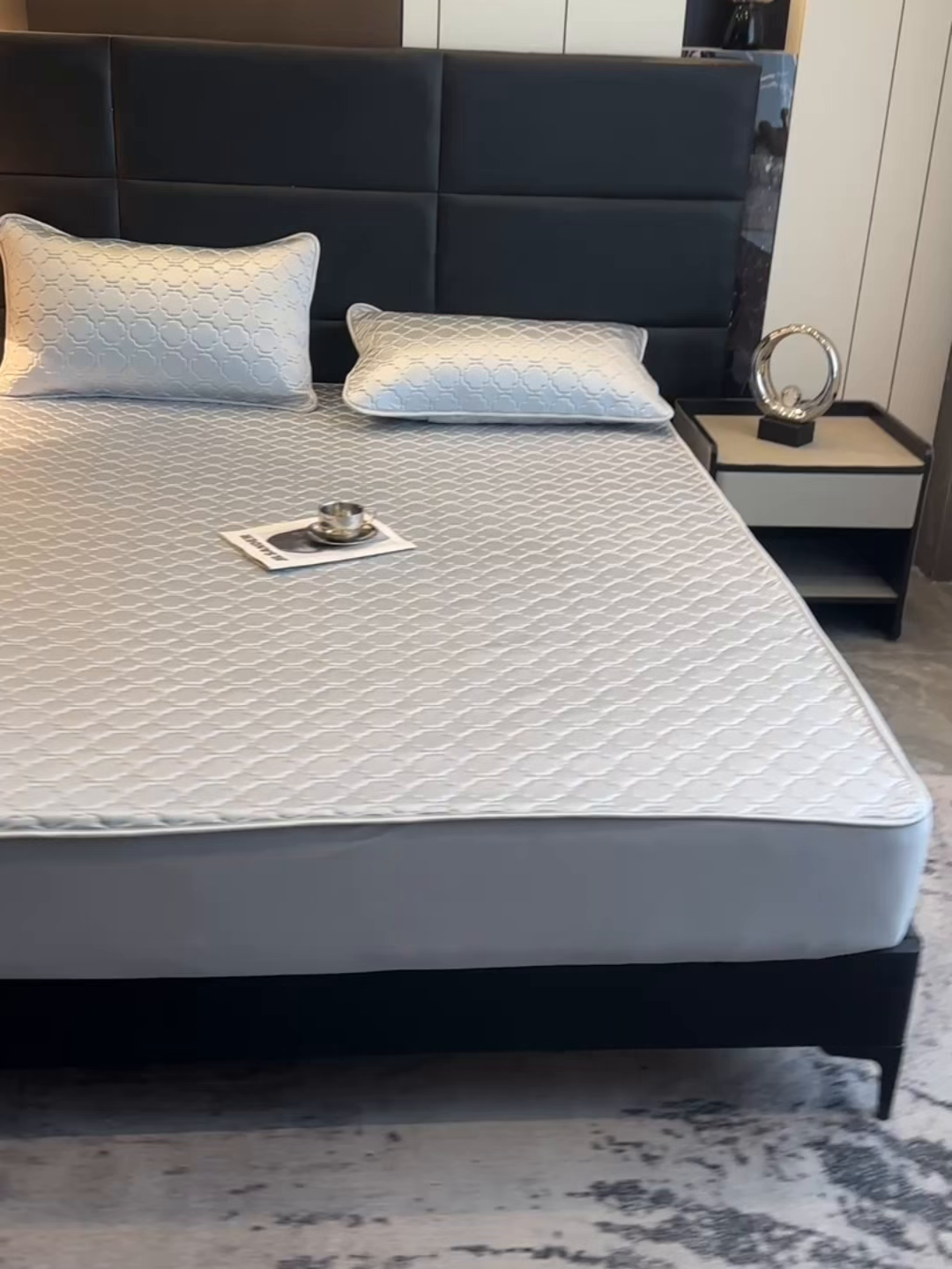 91家纺网 家纺一手货源 找家纺 多乐家纺 2026新款水光冰丝绸锦氨冰皮加厚乳胶凉席席子 雾蓝-床笠款