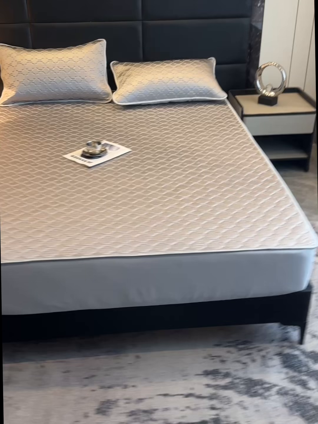 91家纺网 家纺一手货源 找家纺 多乐家纺 2026新款水光冰丝绸锦氨冰皮加厚乳胶凉席席子 气质灰-床笠款