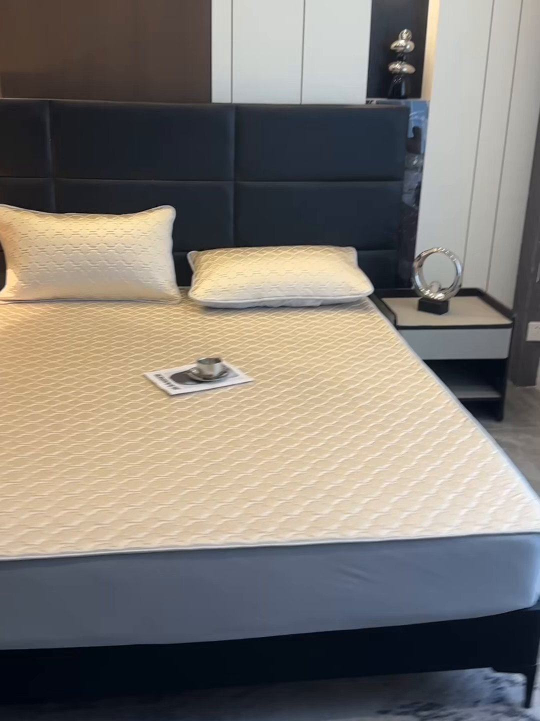 91家纺网 家纺一手货源 找家纺 多乐家纺 2026新款水光冰丝绸锦氨冰皮加厚乳胶凉席席子 杏黄-床笠款