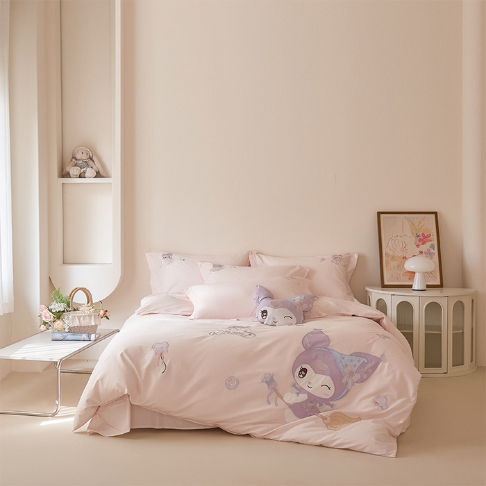 91家纺网 家纺一手货源 找家纺 金绣美居 2026春夏新款全棉纯棉贴布绣四件套-小库米 小库米-甜酷粉