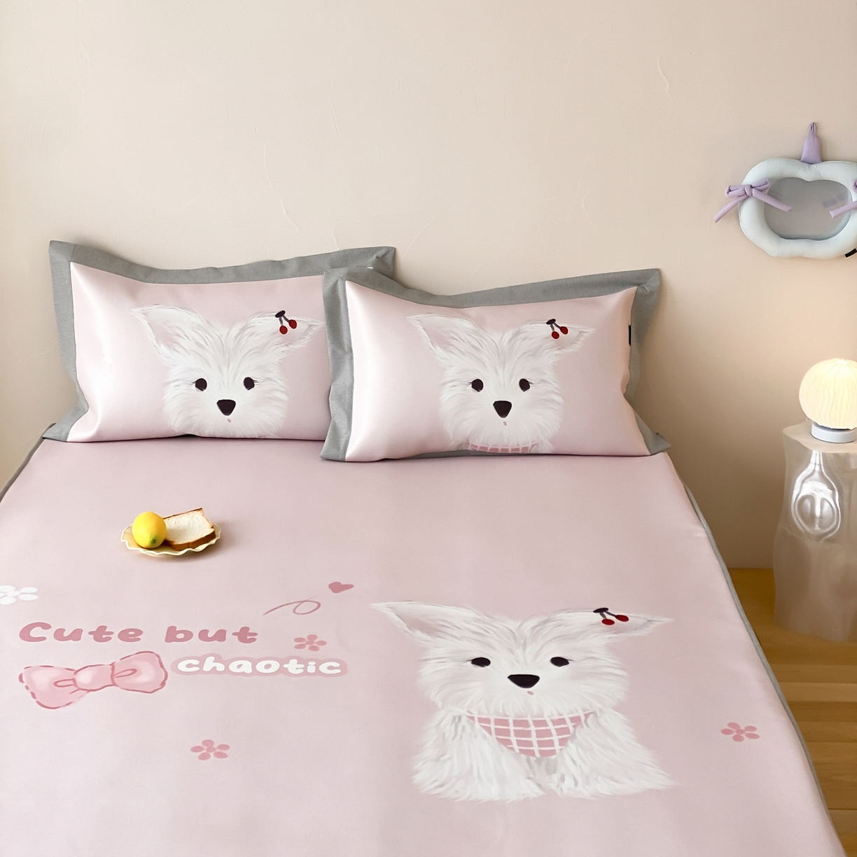 91家纺网 家纺一手货源 找家纺 三味舒屋 2026新款软萌时光系列卡通A类抗菌防螨凉感印花冰丝凉席（床笠款） 樱桃小白