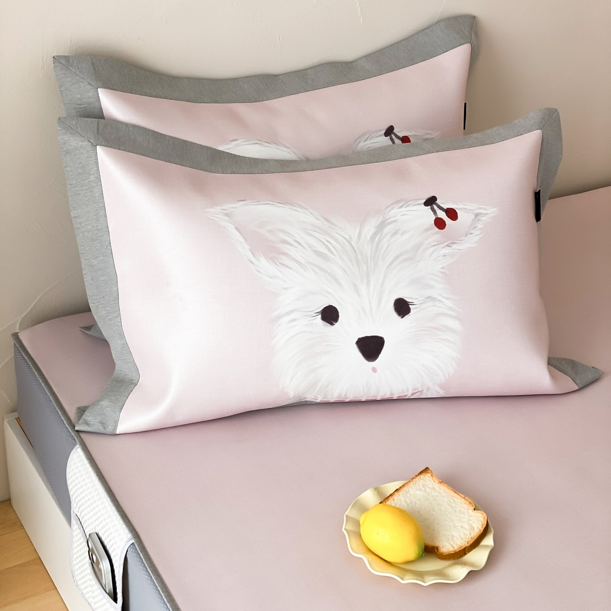 91家纺网 家纺一手货源 找家纺 三味舒屋 2026新款软萌时光系列卡通A类抗菌防螨凉感印花冰丝凉席（床笠款） 樱桃小白