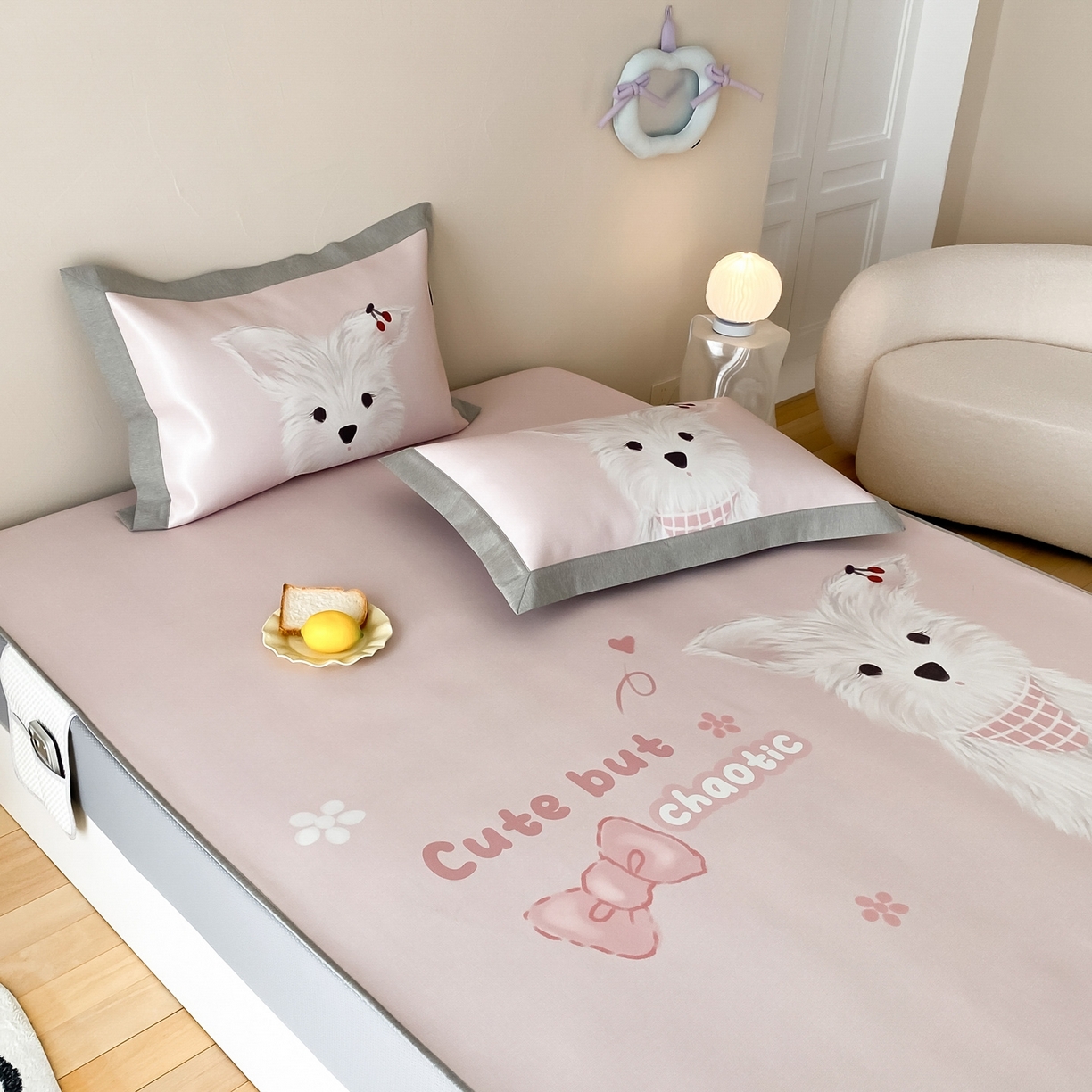 91家纺网 家纺一手货源 找家纺 三味舒屋 2026新款软萌时光系列卡通A类抗菌防螨凉感印花冰丝凉席（床笠款） 樱桃小白