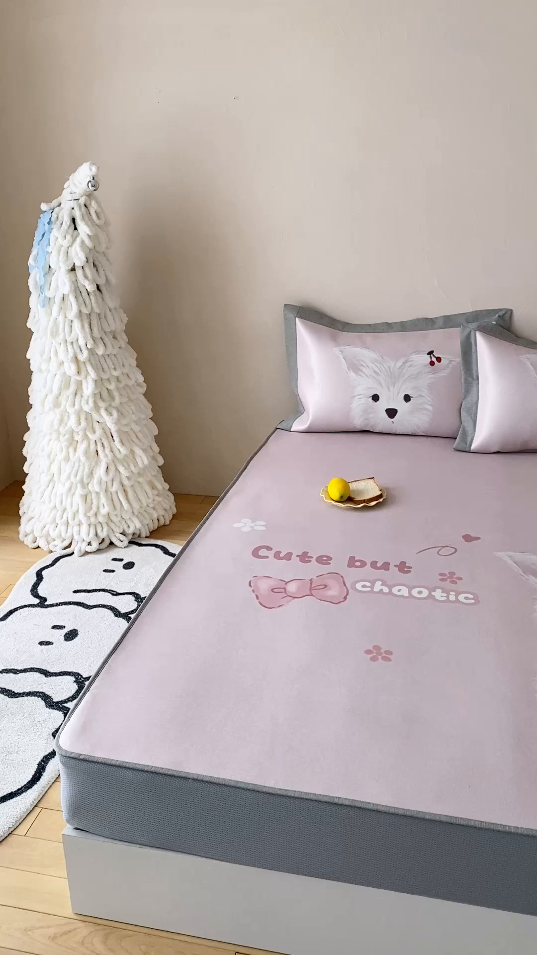 91家纺网 家纺一手货源 找家纺 三味舒屋 2026新款软萌时光系列卡通A类抗菌防螨凉感印花冰丝凉席（床笠款） 樱桃小白