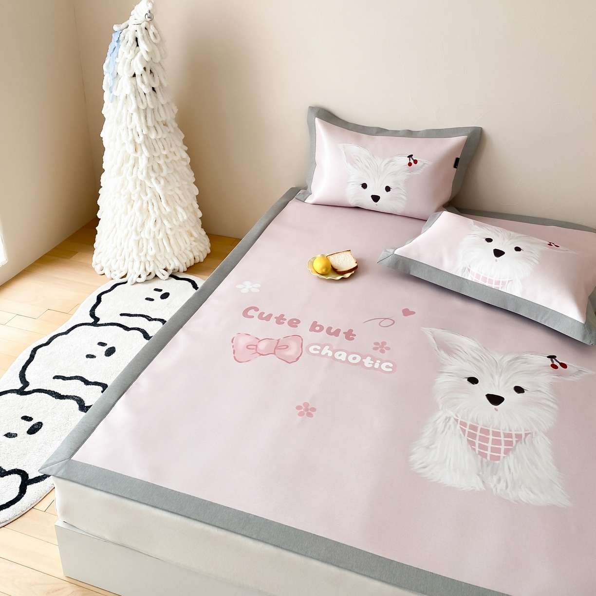 91家纺网 家纺一手货源 找家纺 三味舒屋 2026新款软萌时光系列卡通A类抗菌防螨凉感印花冰丝凉席 樱桃小白