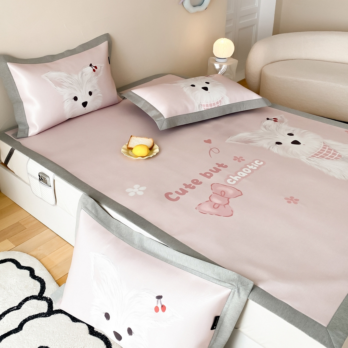 91家纺网 家纺一手货源 找家纺 三味舒屋 2026新款软萌时光系列卡通A类抗菌防螨凉感印花冰丝凉席 樱桃小白