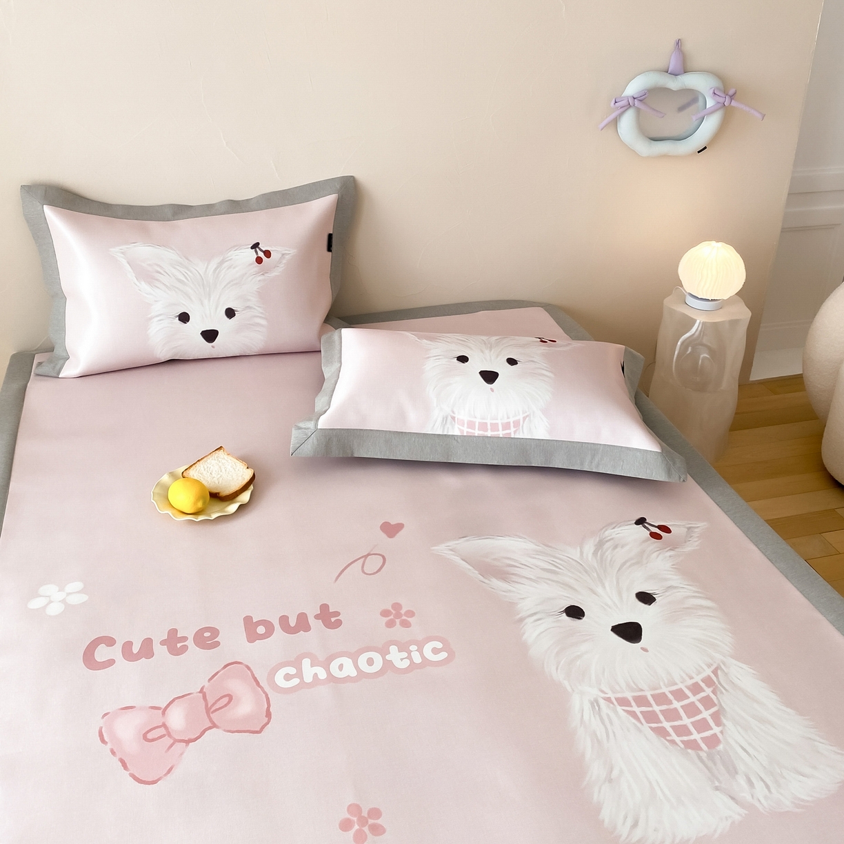 91家纺网 家纺一手货源 找家纺 三味舒屋 2026新款软萌时光系列卡通A类抗菌防螨凉感印花冰丝凉席 樱桃小白