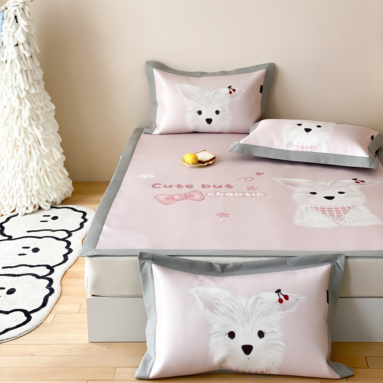 91家纺网 家纺一手货源 找家纺 三味舒屋 2026新款软萌时光系列卡通A类抗菌防螨凉感印花冰丝凉席 樱桃小白