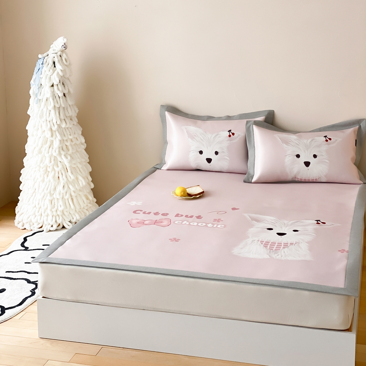 91家纺网 家纺一手货源 找家纺 三味舒屋 2026新款软萌时光系列卡通A类抗菌防螨凉感印花冰丝凉席 樱桃小白