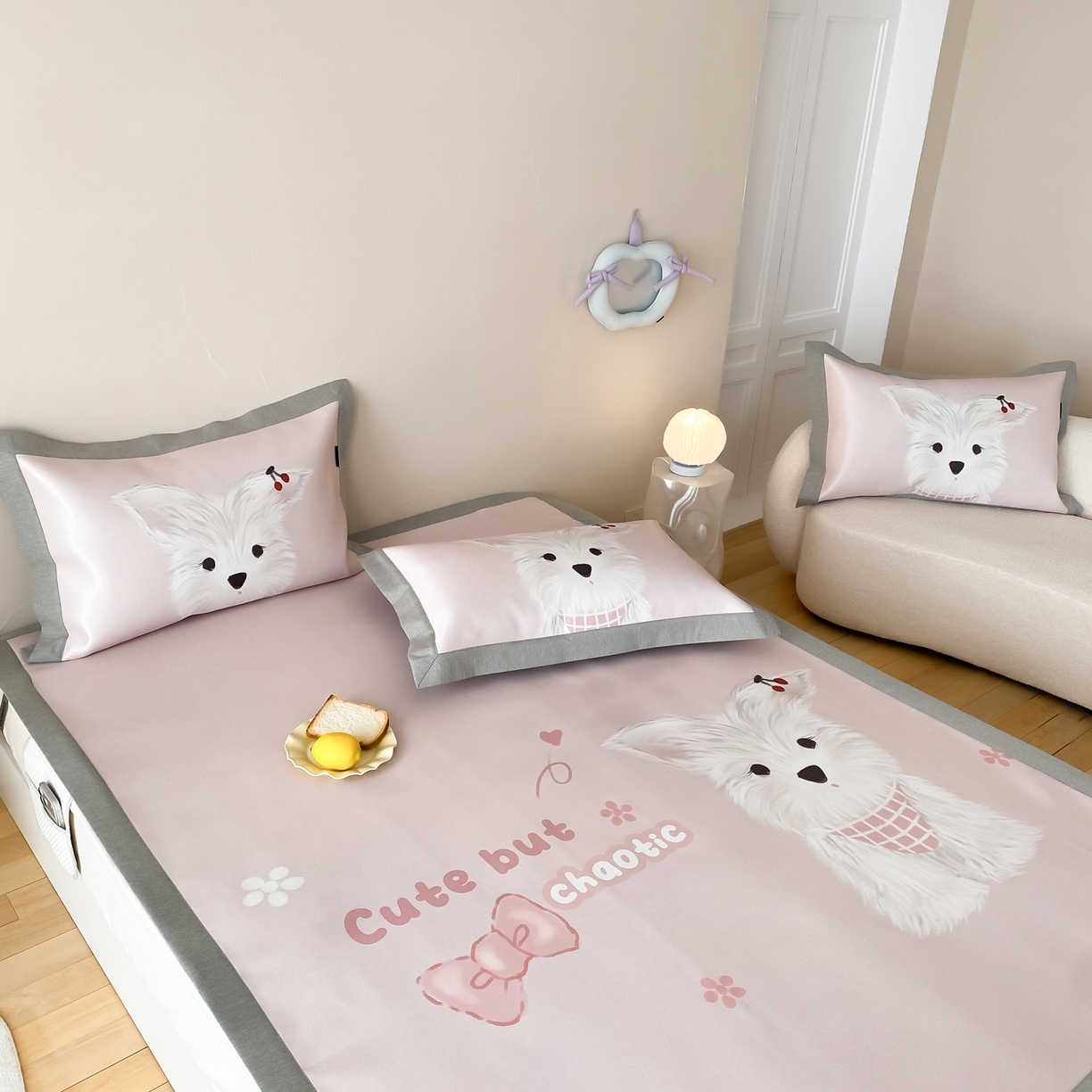 91家纺网 家纺一手货源 找家纺 三味舒屋 2026新款软萌时光系列卡通A类抗菌防螨凉感印花冰丝凉席 樱桃小白