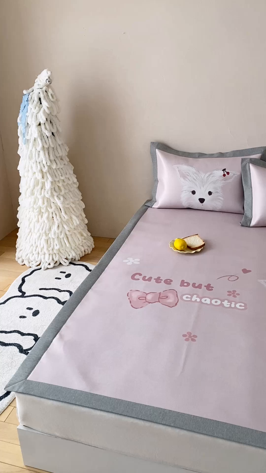 91家纺网 家纺一手货源 找家纺 三味舒屋 2026新款软萌时光系列卡通A类抗菌防螨凉感印花冰丝凉席 樱桃小白