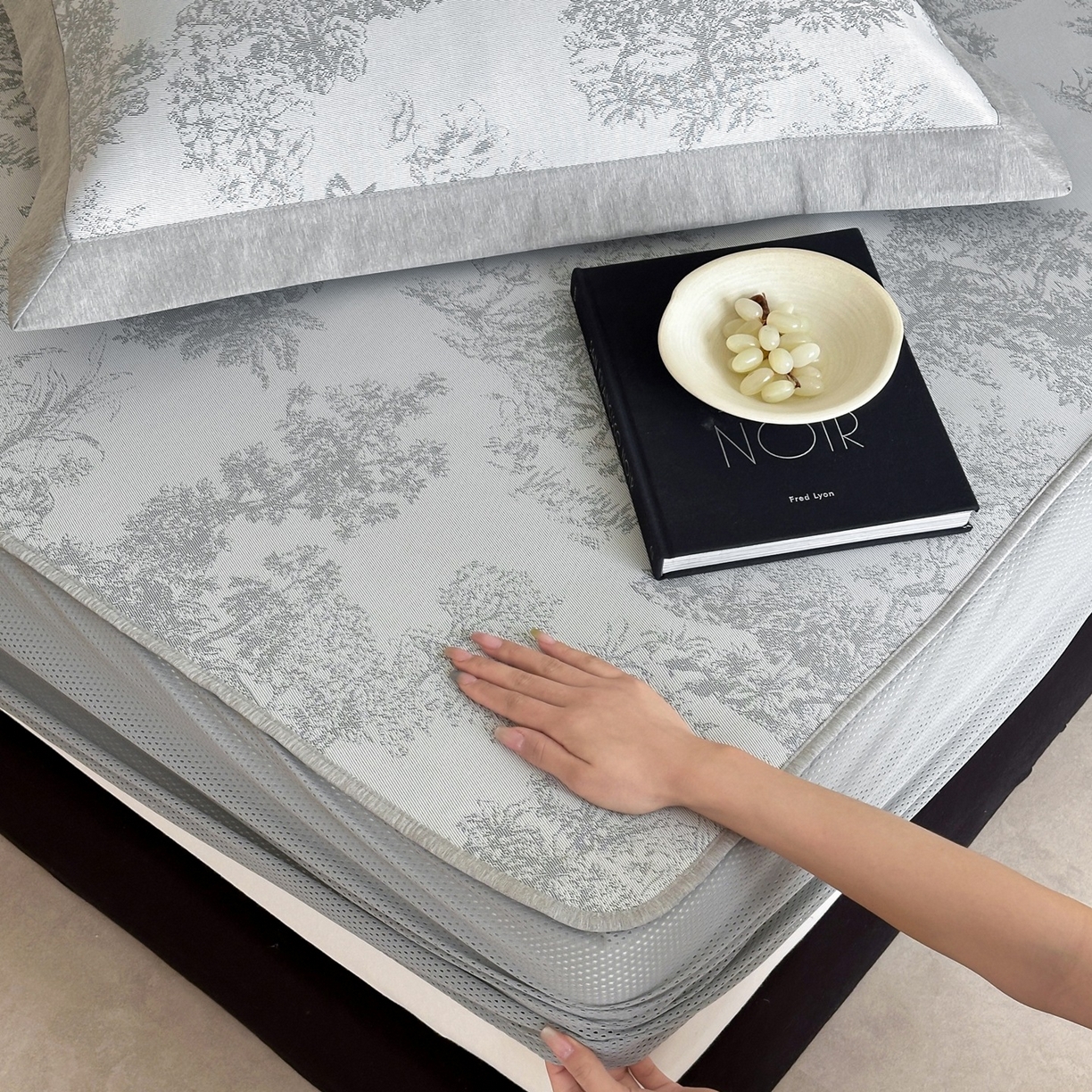 91家纺网 家纺一手货源 找家纺 三味舒屋 2026新款A类抗菌防螨凉感提花冰丝凉席（床笠款） 西雅图灰