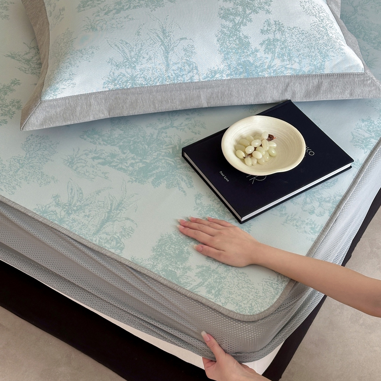 91家纺网 家纺一手货源 找家纺 三味舒屋 2026新款A类抗菌防螨凉感提花冰丝凉席（床笠款） 西雅图绿床席