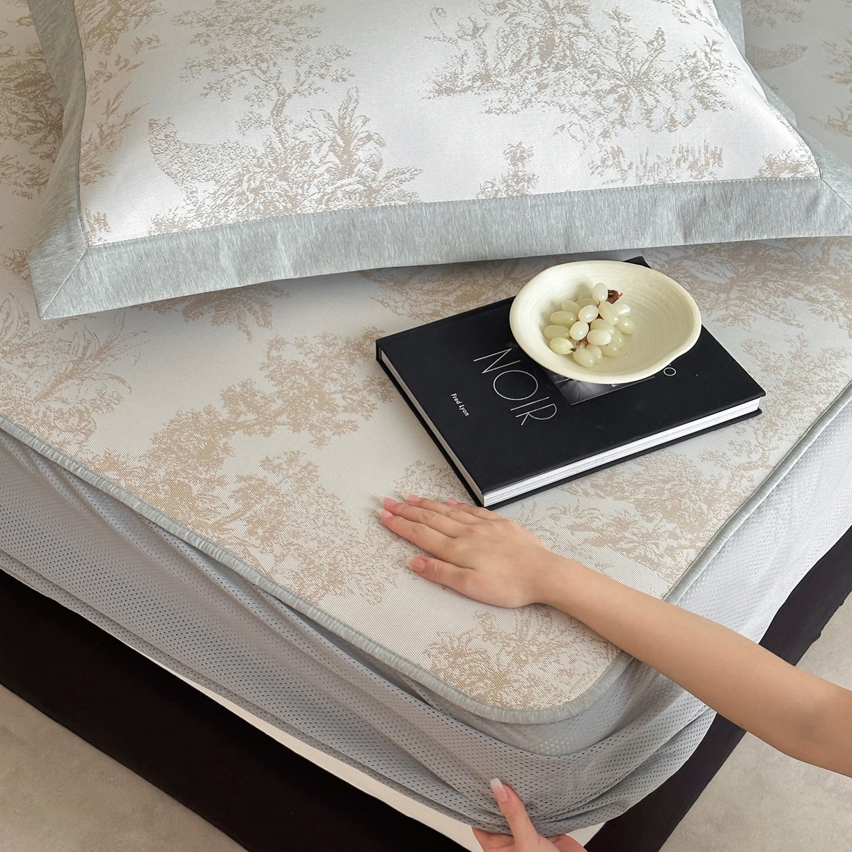 91家纺网 家纺一手货源 找家纺 三味舒屋 2026新款A类抗菌防螨凉感提花冰丝凉席（床笠款） 西雅图咖