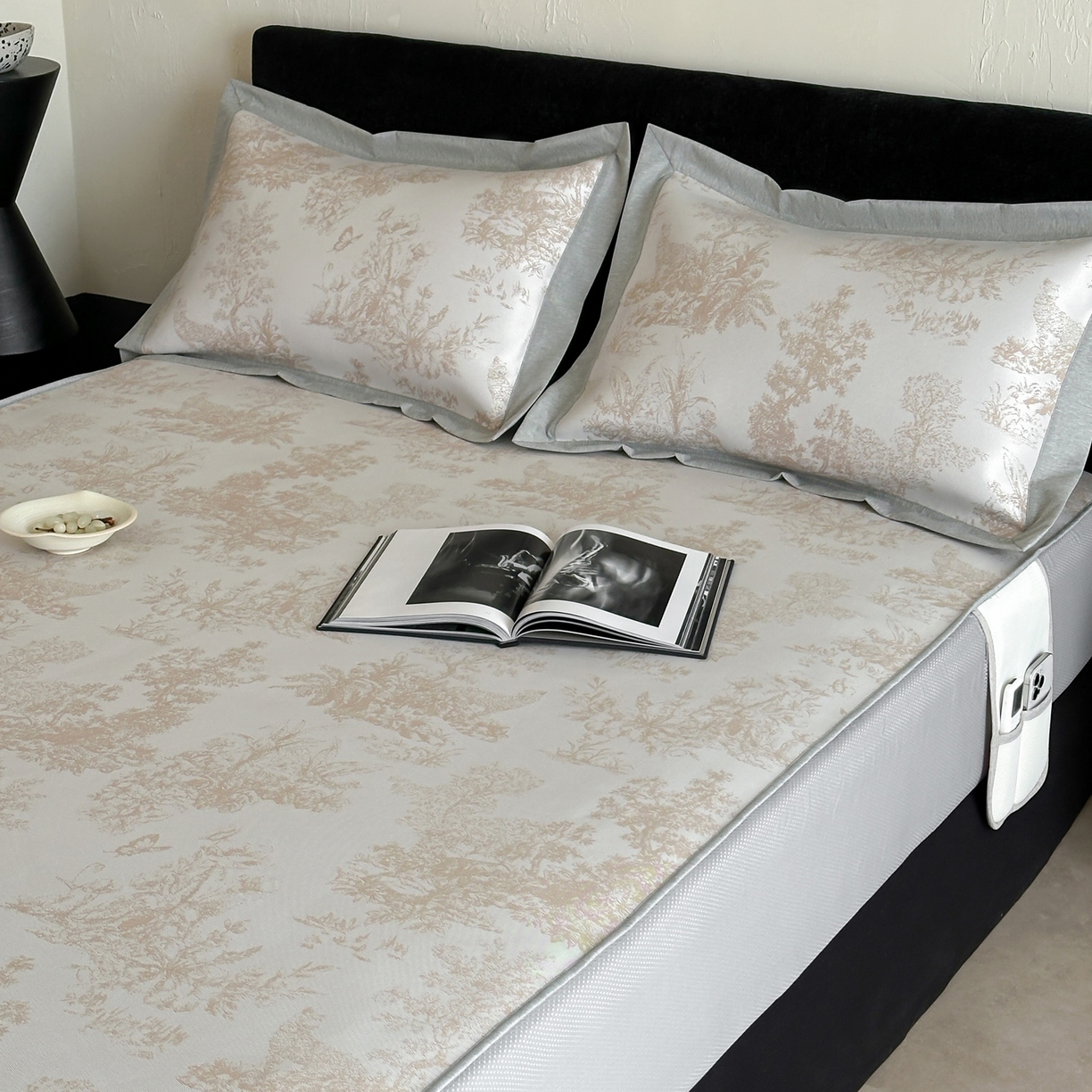 91家纺网 家纺一手货源 找家纺 三味舒屋 2026新款A类抗菌防螨凉感提花冰丝凉席（床笠款） 西雅图咖