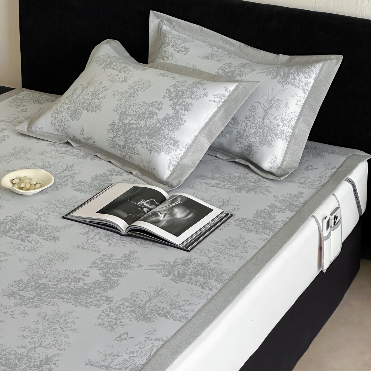 91家纺网 家纺一手货源 找家纺 三味舒屋 2026新款A类抗菌防螨凉感提花冰丝凉席 西雅图灰