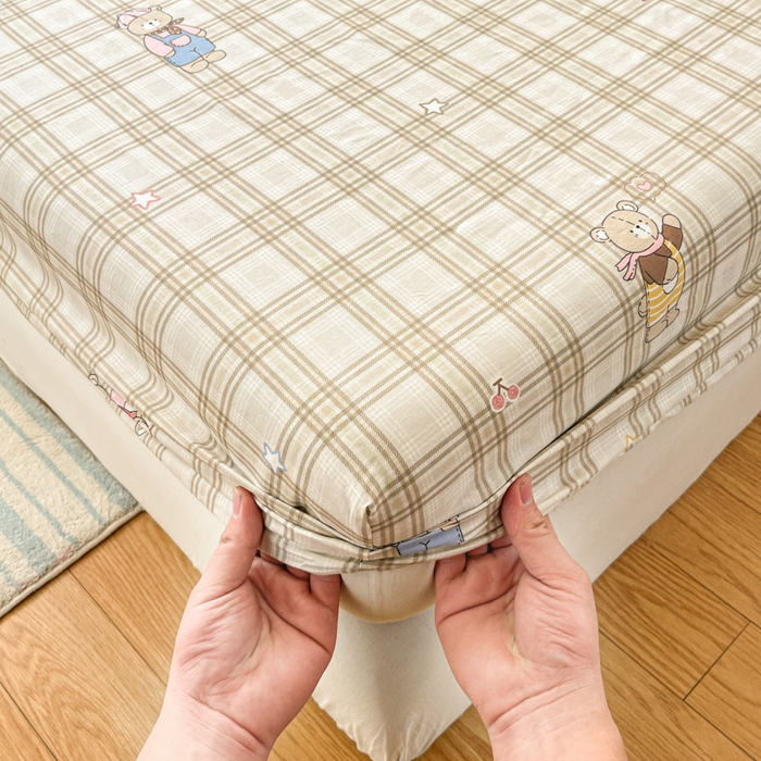 91家纺网 家纺一手货源 找家纺 好亿来家纺 2026新款全棉纯棉印花小清新床笠单件床笠单品单床笠 格纹小熊