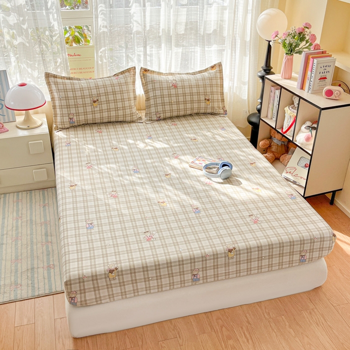 91家纺网 家纺一手货源 找家纺 好亿来家纺 2026新款全棉纯棉印花小清新床笠单件床笠单品单床笠 格纹小熊