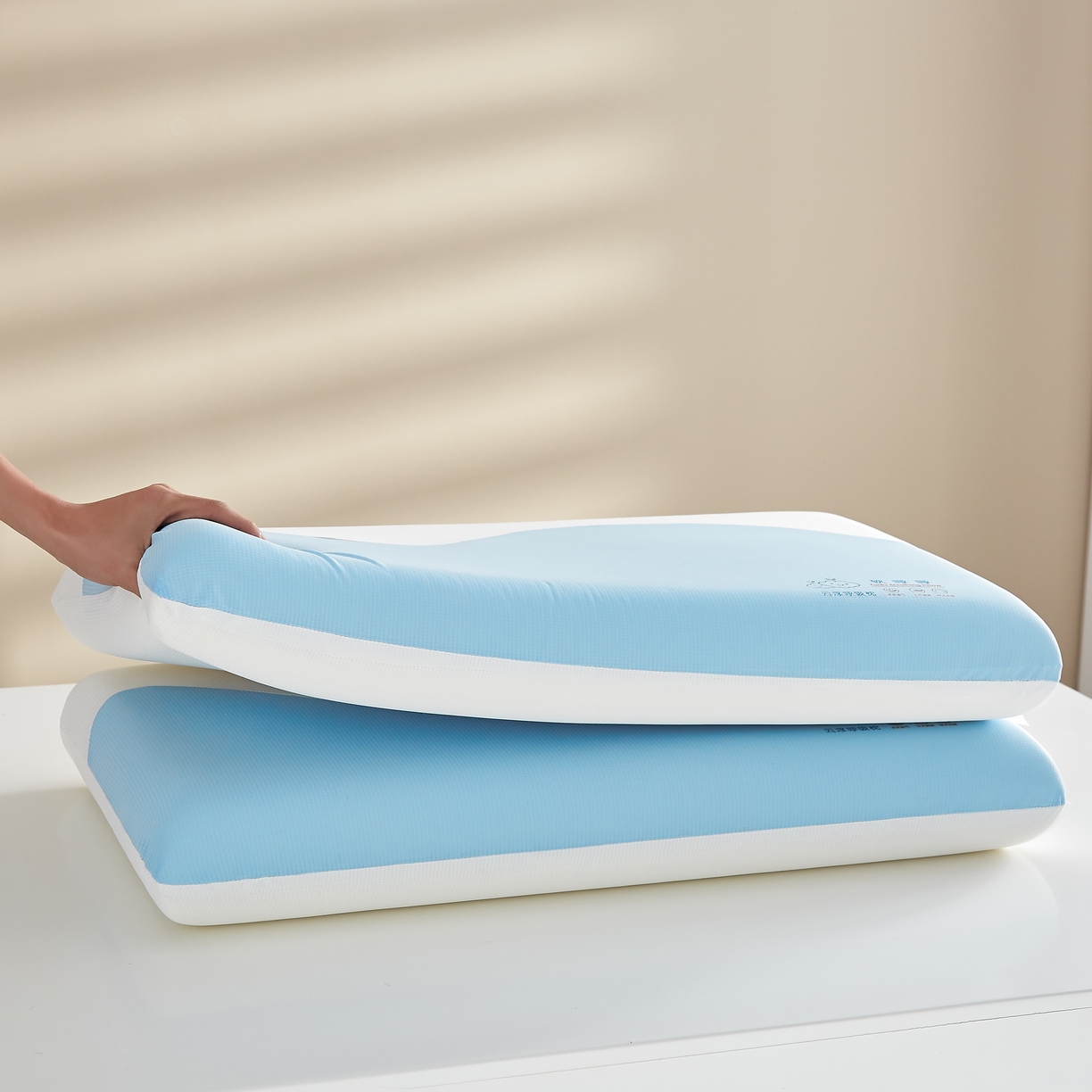 91家纺网 家纺一手货源 找家纺 织布人 2026新款记忆枕夏季凉感云朵呼吸双拼零压慢回弹记忆棉枕头枕芯 凉感云朵呼吸记忆枕-蓝白色