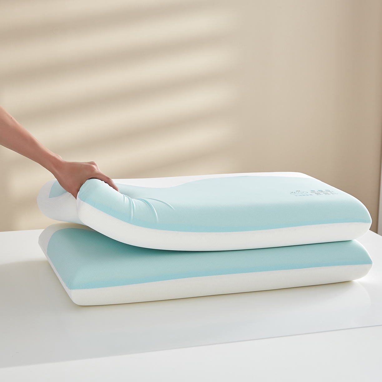 91家纺网 家纺一手货源 找家纺 织布人 2026新款记忆枕夏季凉感云朵呼吸双拼零压慢回弹记忆棉枕头枕芯 凉感云朵呼吸记忆枕-绿白色