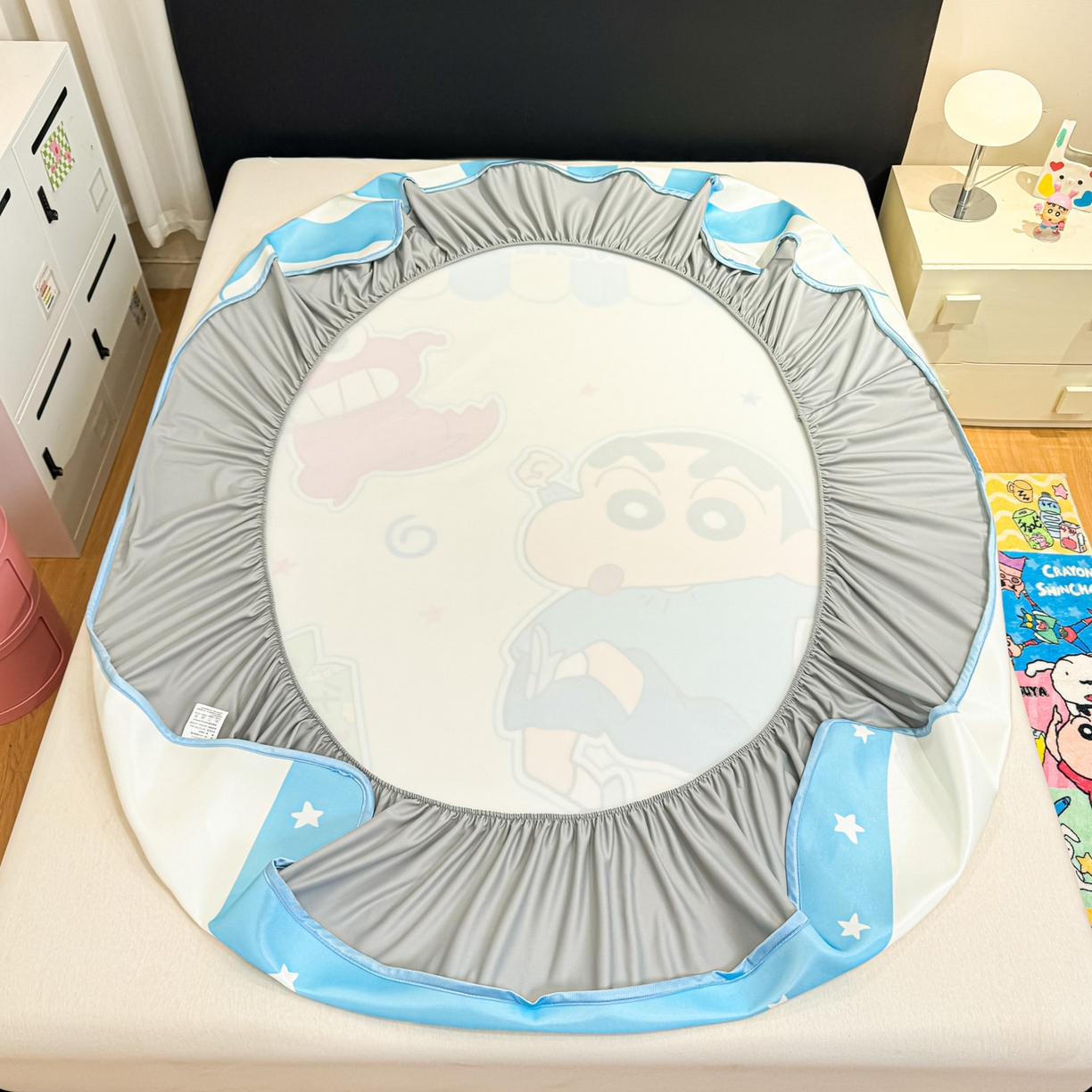 91家纺网 家纺一手货源 找家纺 博雅 2026蜡笔小新正版授权小冰皮大版印花凉席床笠款 大版-鳄鱼山小新