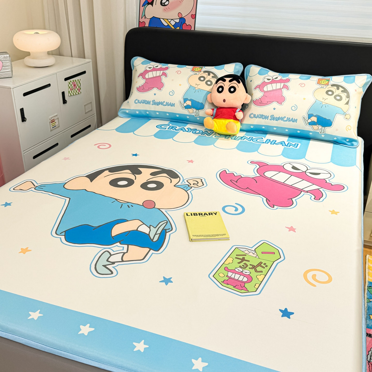 91家纺网 家纺一手货源 找家纺 博雅 2026蜡笔小新正版授权小冰皮大版印花凉席床笠款 大版-鳄鱼山小新