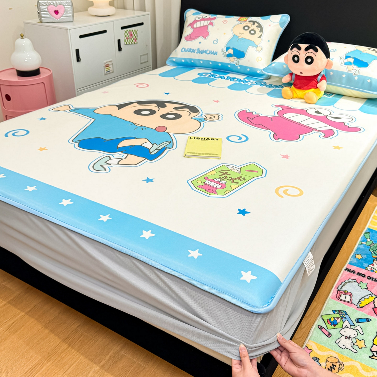 91家纺网 家纺一手货源 找家纺 博雅 2026蜡笔小新正版授权小冰皮大版印花凉席床笠款 大版-鳄鱼山小新