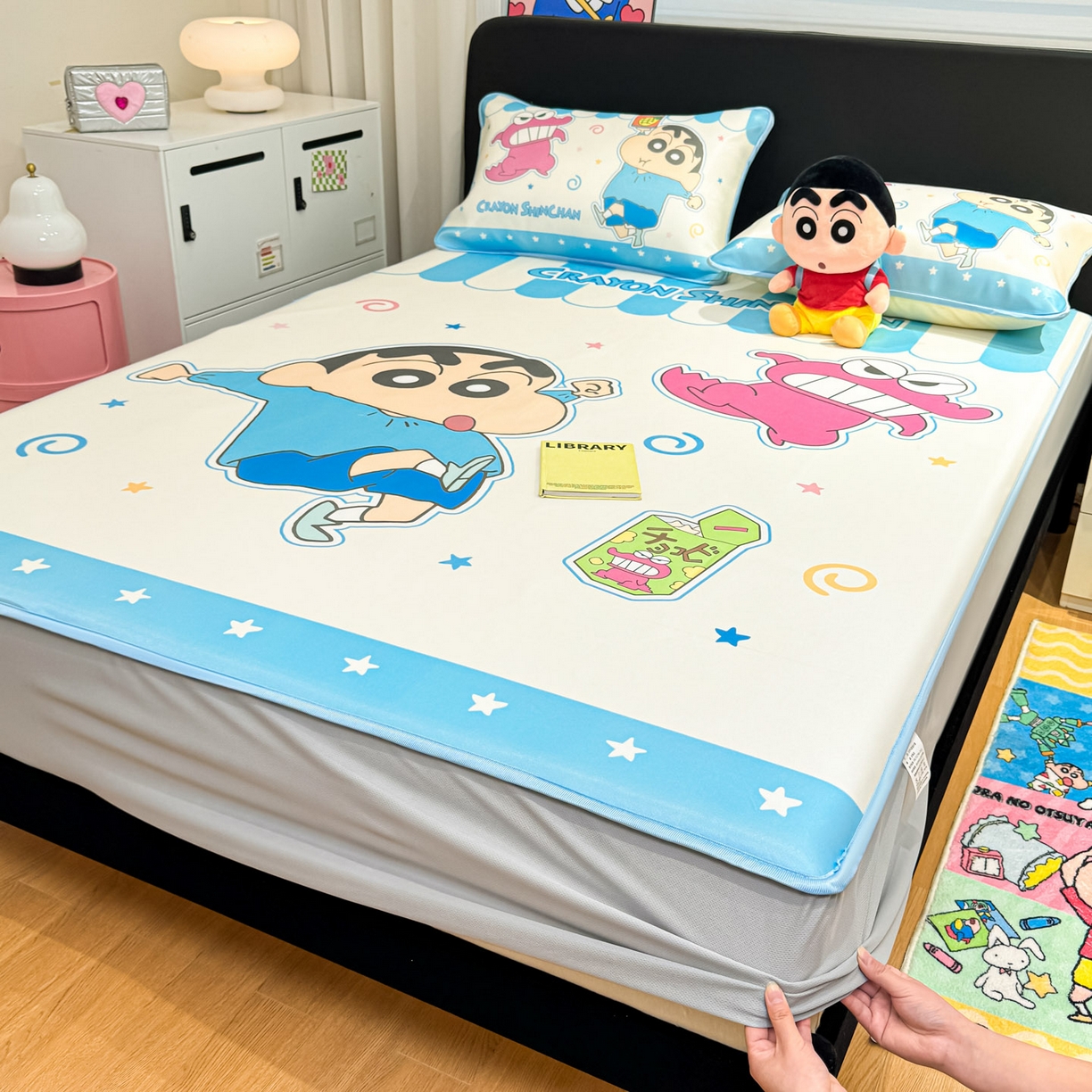 91家纺网 家纺一手货源 找家纺 博雅 2026蜡笔小新正版授权小冰皮大版印花凉席床笠款 大版-鳄鱼山小新