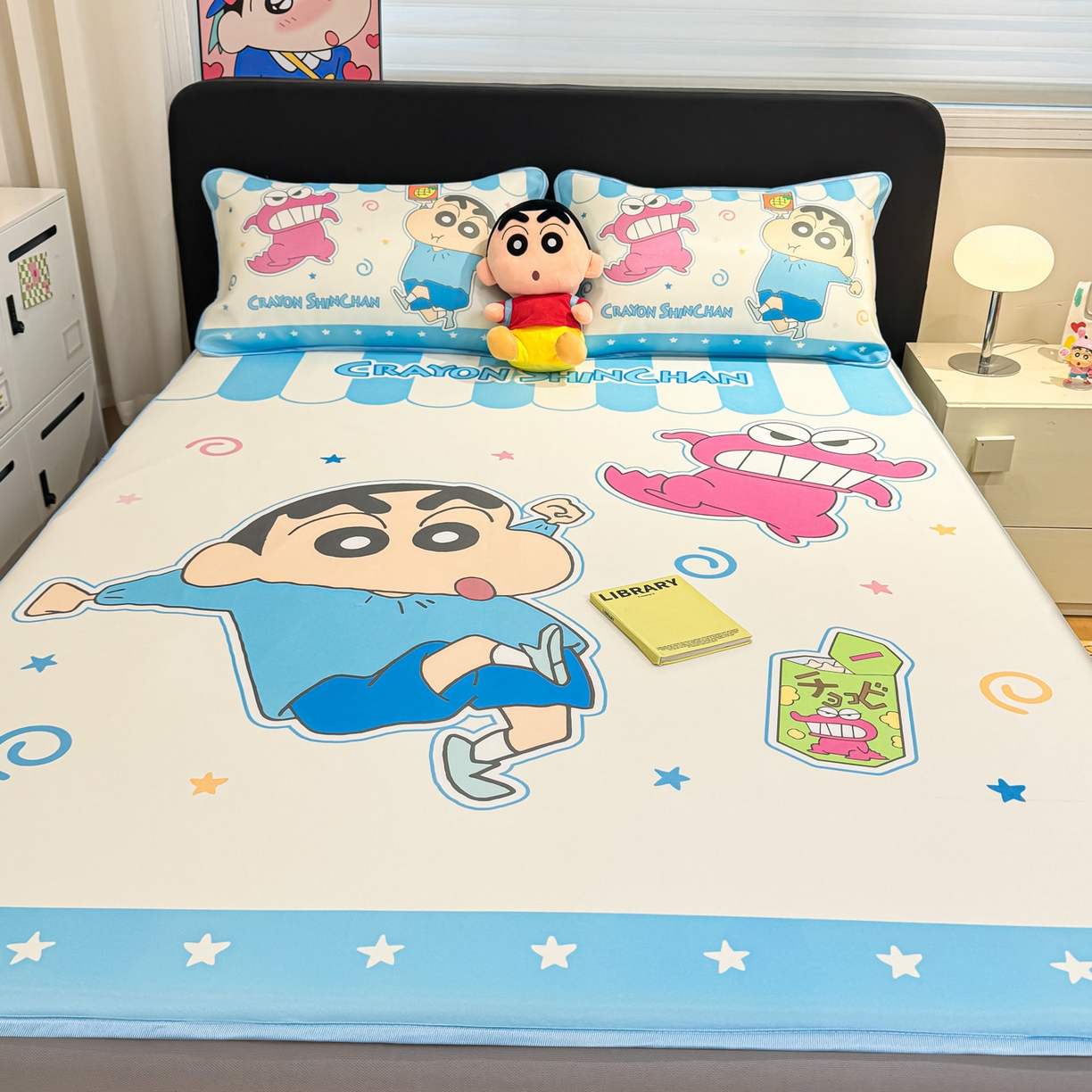 91家纺网 家纺一手货源 找家纺 博雅 2026蜡笔小新正版授权小冰皮大版印花凉席床笠款 大版-鳄鱼山小新