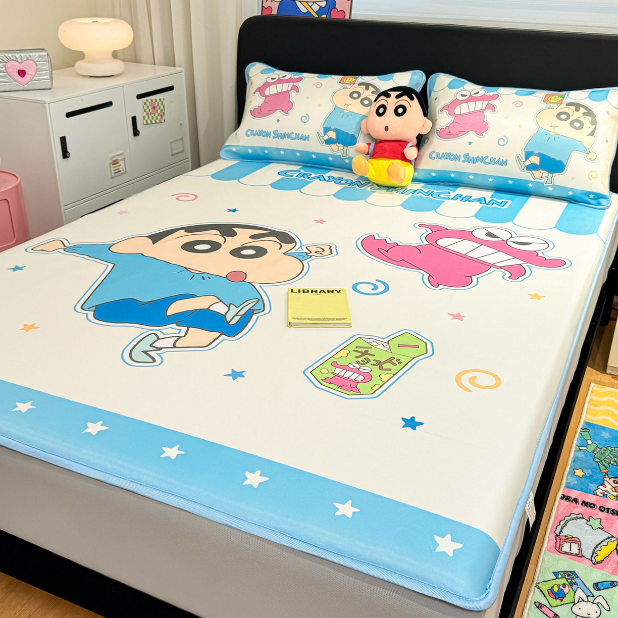 91家纺网 家纺一手货源 找家纺 博雅 2026蜡笔小新正版授权小冰皮大版印花凉席床笠款 大版-鳄鱼山小新