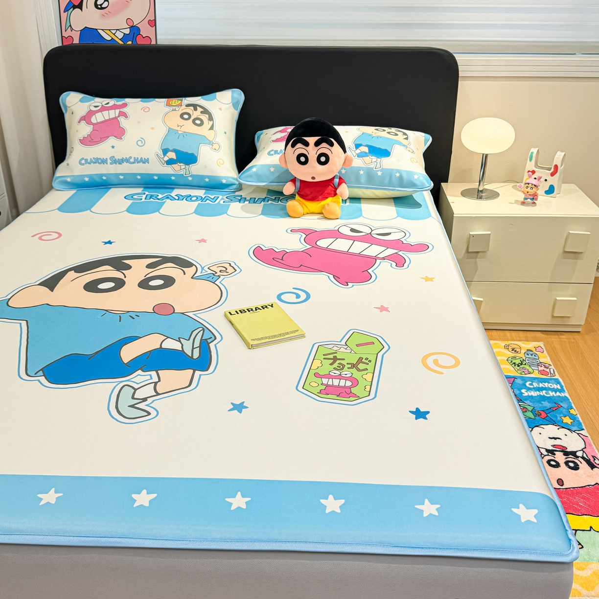 91家纺网 家纺一手货源 找家纺 博雅 2026蜡笔小新正版授权小冰皮大版印花凉席床笠款 大版-鳄鱼山小新