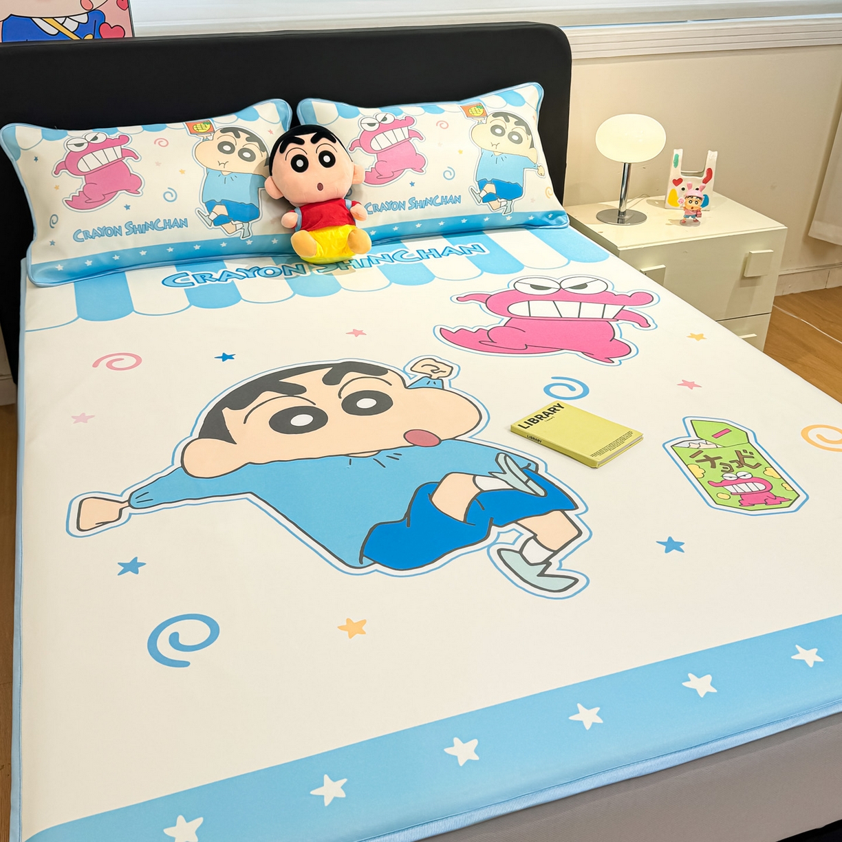 91家纺网 家纺一手货源 找家纺 博雅 2026蜡笔小新正版授权小冰皮大版印花凉席床笠款 大版-鳄鱼山小新