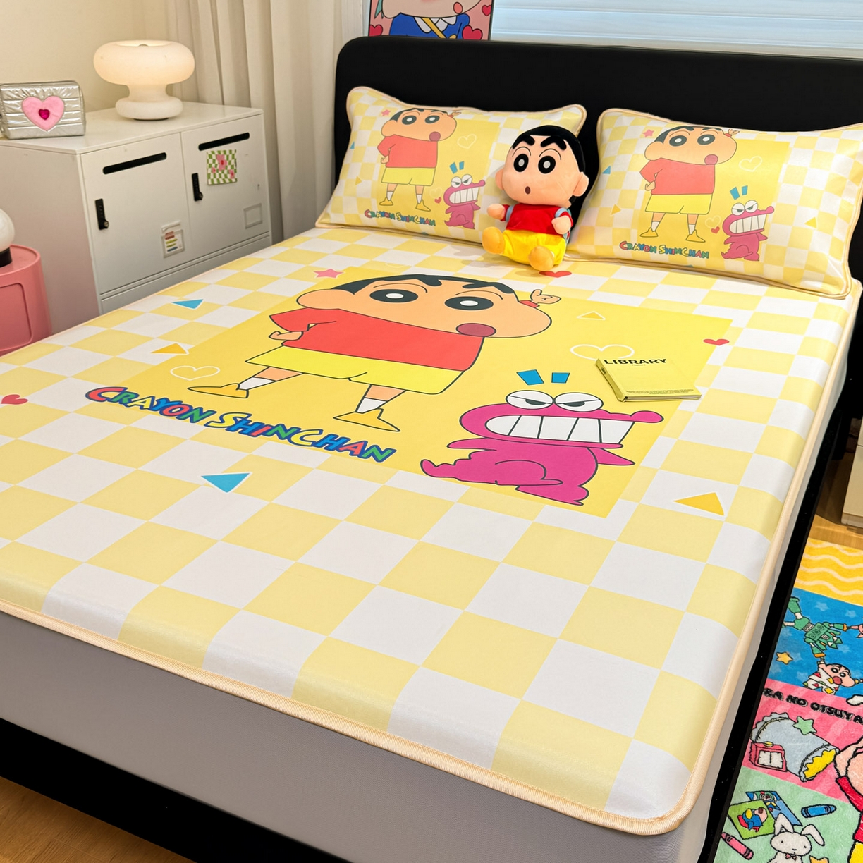 91家纺网 家纺一手货源 找家纺 博雅 2026蜡笔小新正版授权小冰皮大版印花凉席床笠款 大版-奶白格子小新