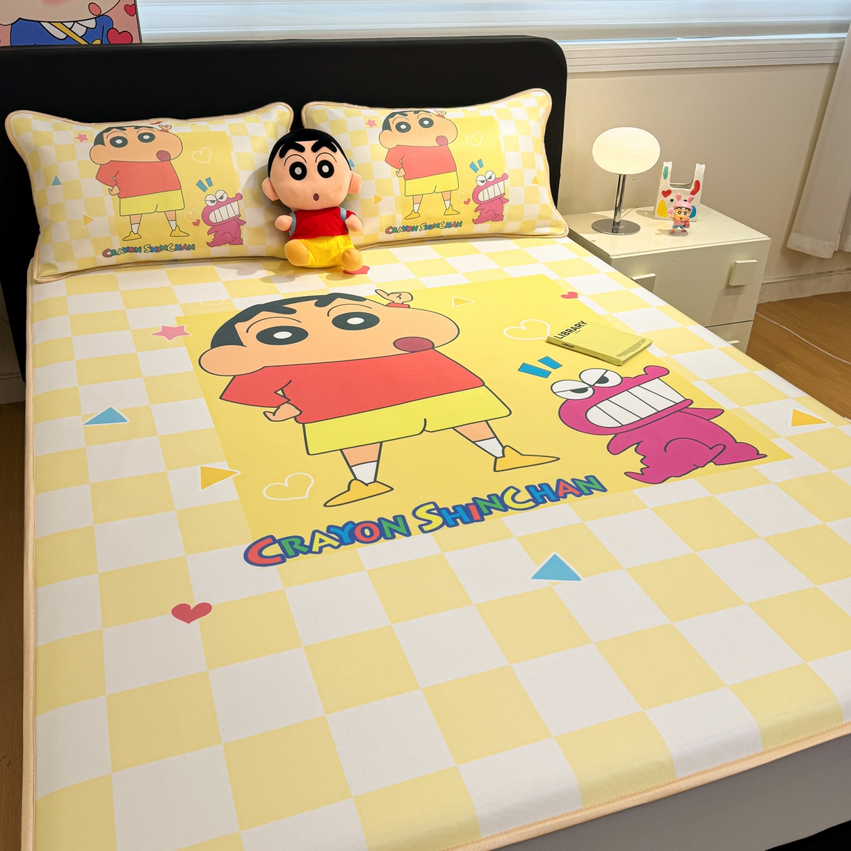 91家纺网 家纺一手货源 找家纺 博雅 2026蜡笔小新正版授权小冰皮大版印花凉席床笠款 大版-奶白格子小新