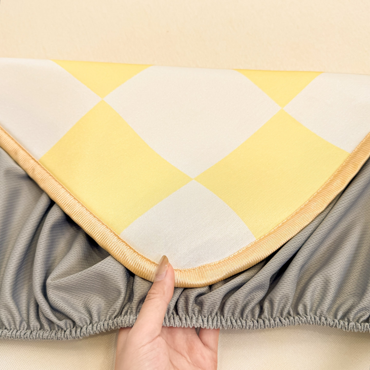 91家纺网 家纺一手货源 找家纺 博雅 2026蜡笔小新正版授权小冰皮大版印花凉席床笠款 大版-奶白格子小新