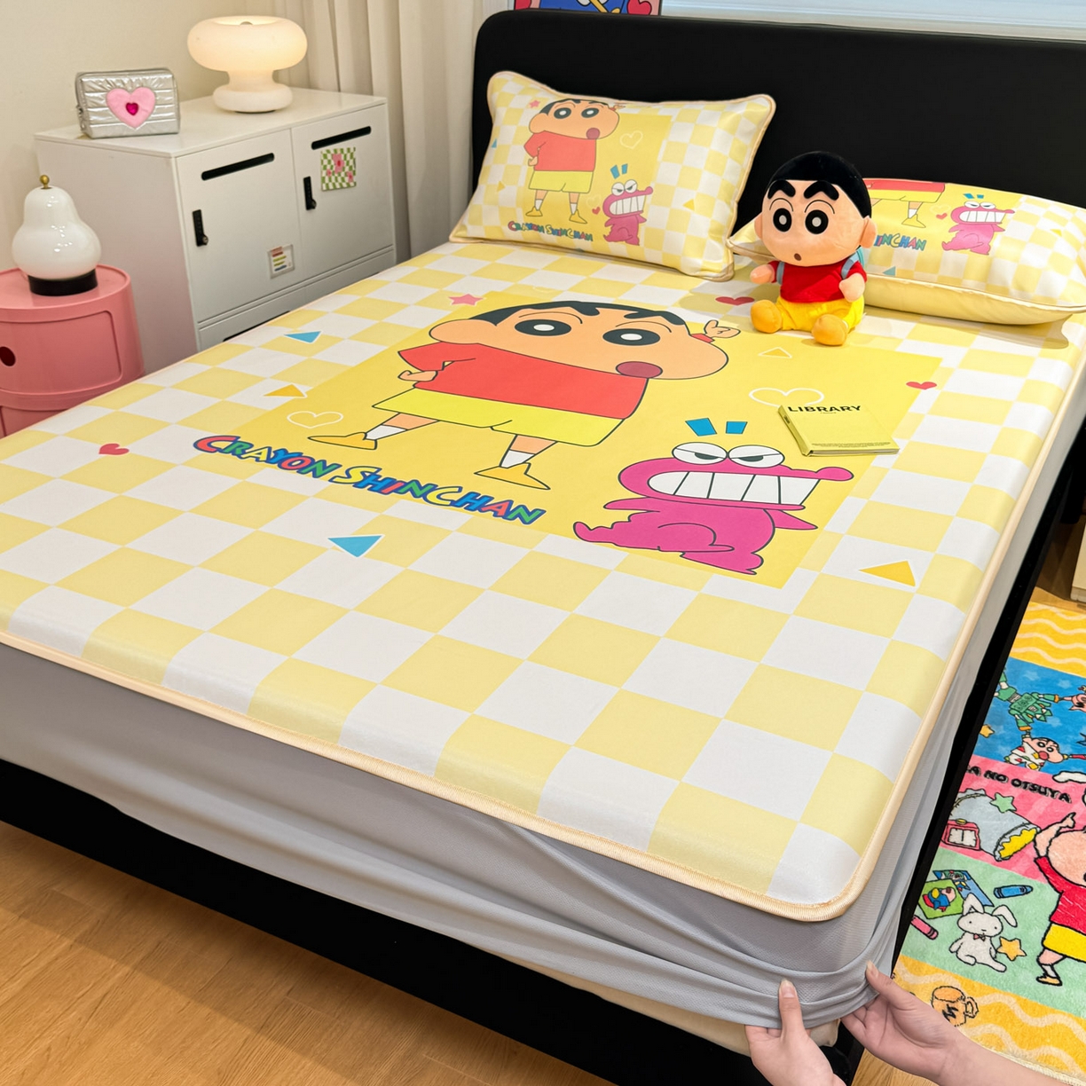 91家纺网 家纺一手货源 找家纺 博雅 2026蜡笔小新正版授权小冰皮大版印花凉席床笠款 大版-奶白格子小新