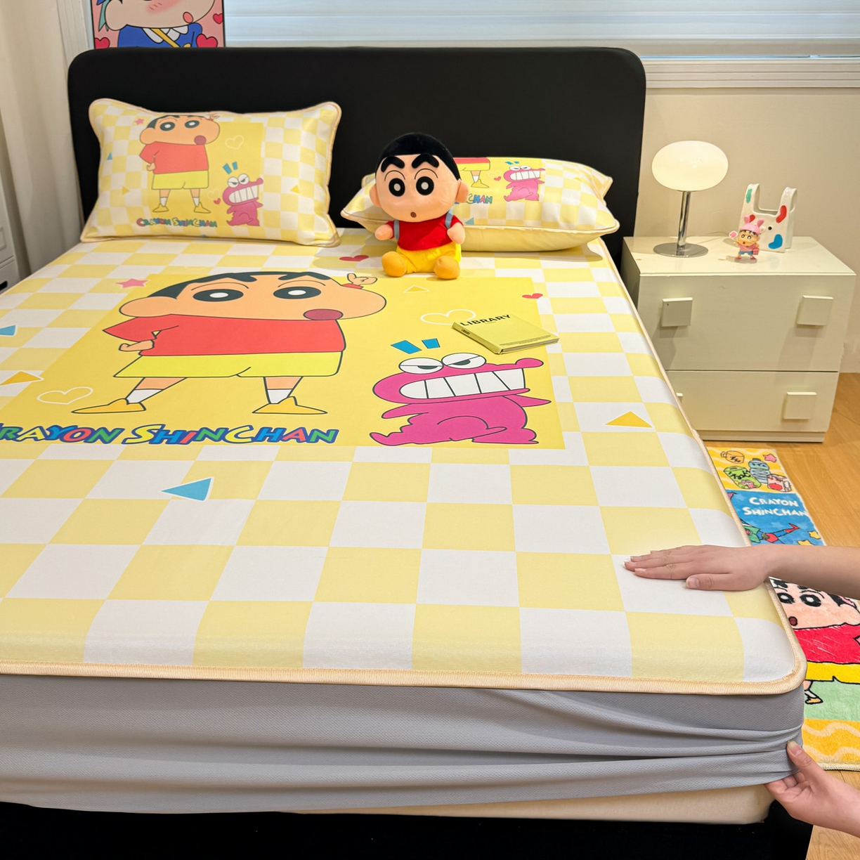 91家纺网 家纺一手货源 找家纺 博雅 2026蜡笔小新正版授权小冰皮大版印花凉席床笠款 大版-奶白格子小新