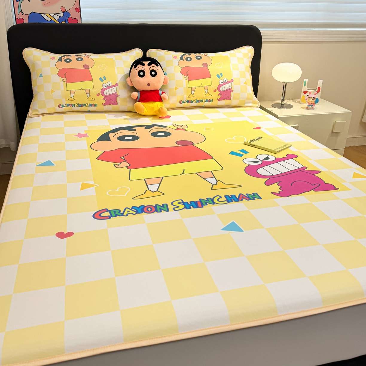 91家纺网 家纺一手货源 找家纺 博雅 2026蜡笔小新正版授权小冰皮大版印花凉席床笠款 大版-奶白格子小新