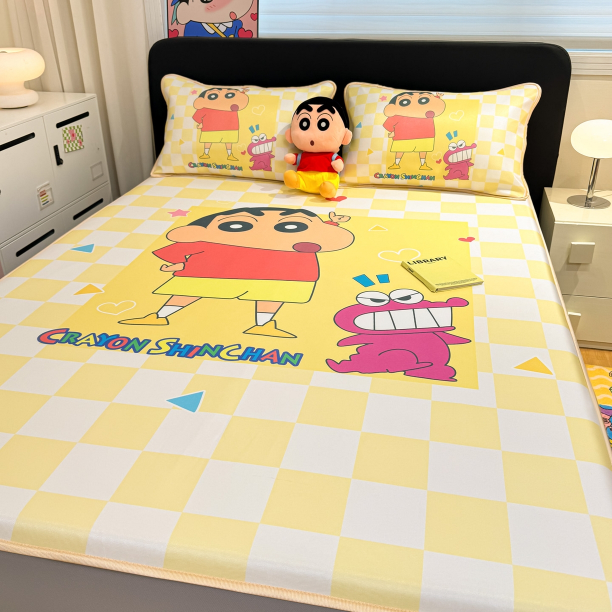 91家纺网 家纺一手货源 找家纺 博雅 2026蜡笔小新正版授权小冰皮大版印花凉席床笠款 大版-奶白格子小新