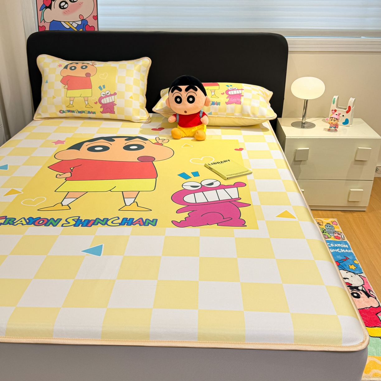 91家纺网 家纺一手货源 找家纺 博雅 2026蜡笔小新正版授权小冰皮大版印花凉席床笠款 大版-奶白格子小新