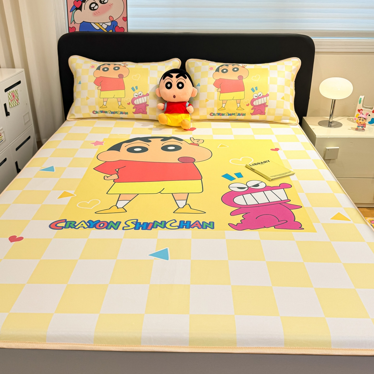 91家纺网 家纺一手货源 找家纺 博雅 2026蜡笔小新正版授权小冰皮大版印花凉席床笠款 大版-奶白格子小新