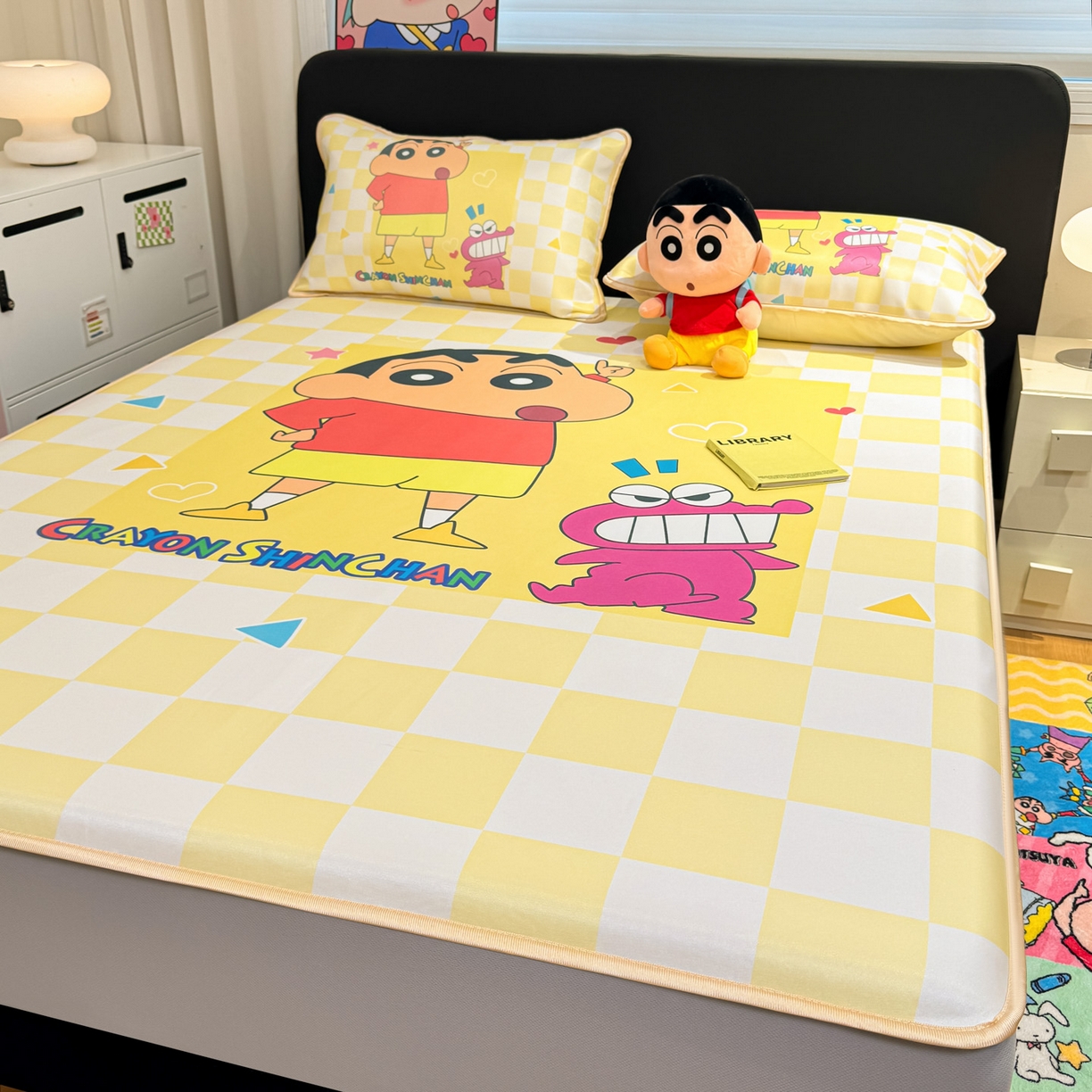 91家纺网 家纺一手货源 找家纺 博雅 2026蜡笔小新正版授权小冰皮大版印花凉席床笠款 大版-奶白格子小新