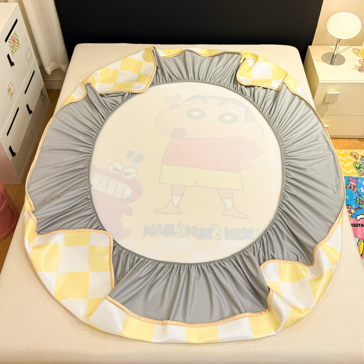 91家纺网 家纺一手货源 找家纺 博雅 2026蜡笔小新正版授权小冰皮大版印花凉席床笠款 大版-奶白格子小新