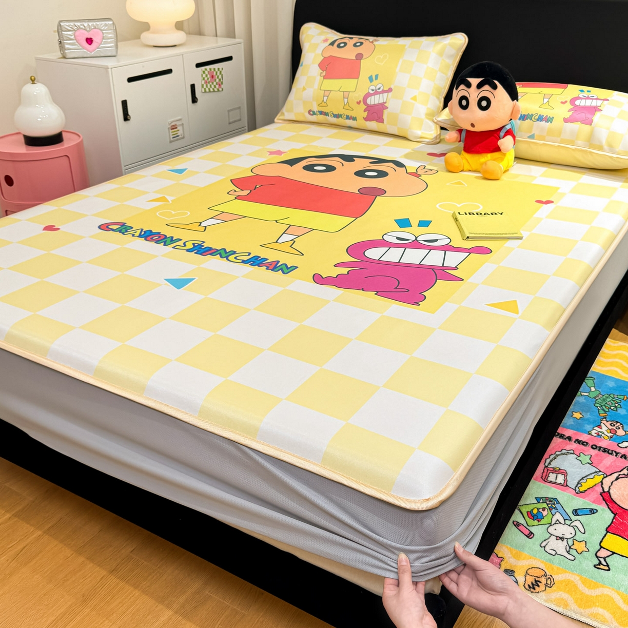 91家纺网 家纺一手货源 找家纺 博雅 2026蜡笔小新正版授权小冰皮大版印花凉席床笠款 大版-奶白格子小新